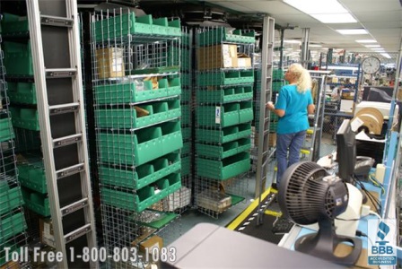 Batch order picking for packing made faster with horizontal storage carousels