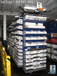 Distribution center using horizontal storage carousels for batch order picking