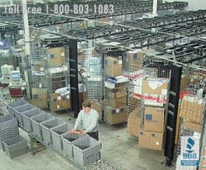 Distribution center using multiple storage carousels for batch order picking
